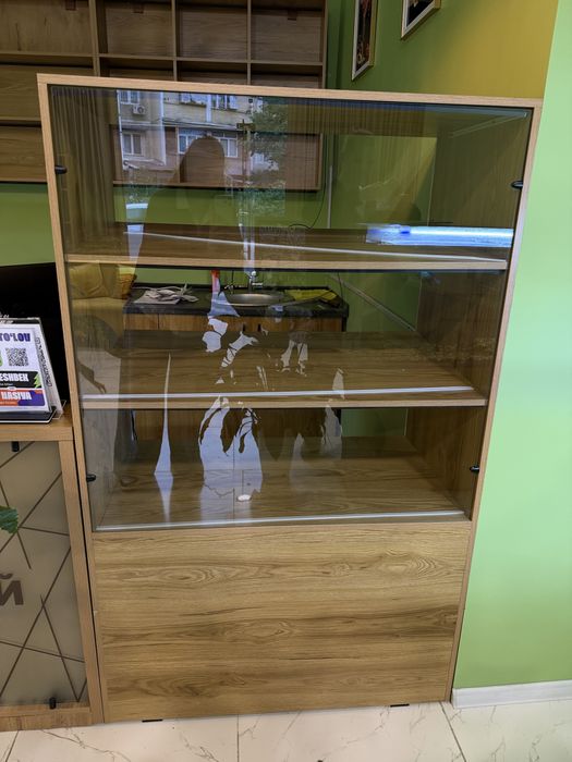 Полка-витрина , срочная продажа