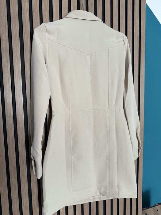 Бежова рокля тип сако