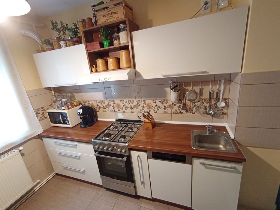 Mobilă bucătărie, cu aragaz Electrolux, mașină de spălat vase Privileg