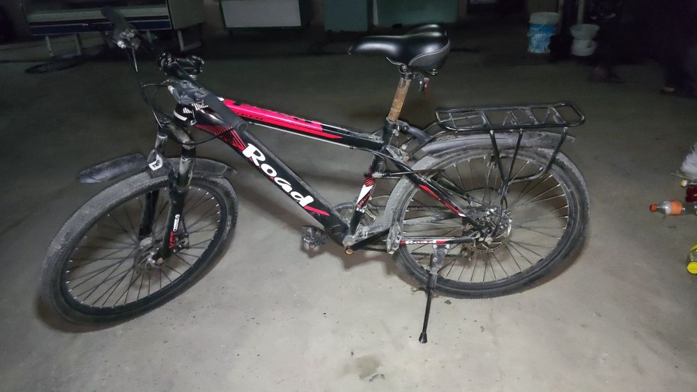 Holati yaxshi skoristli iahlaydi tormizlari yangi quyilgan velociped