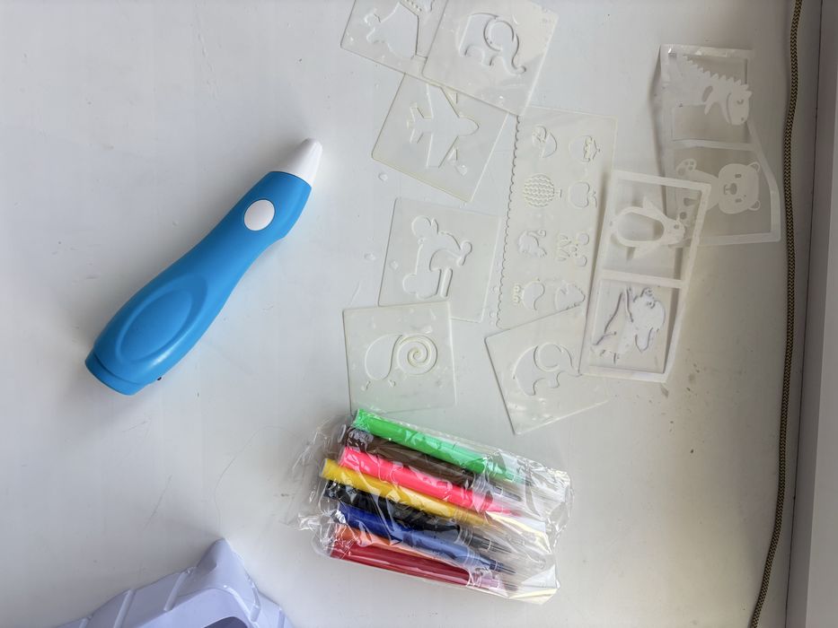 Продам набор для рисования с фломастерами и аэрографом