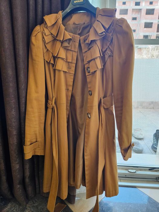 Елегантно дамско палто/тренч с волани – цвят карамел