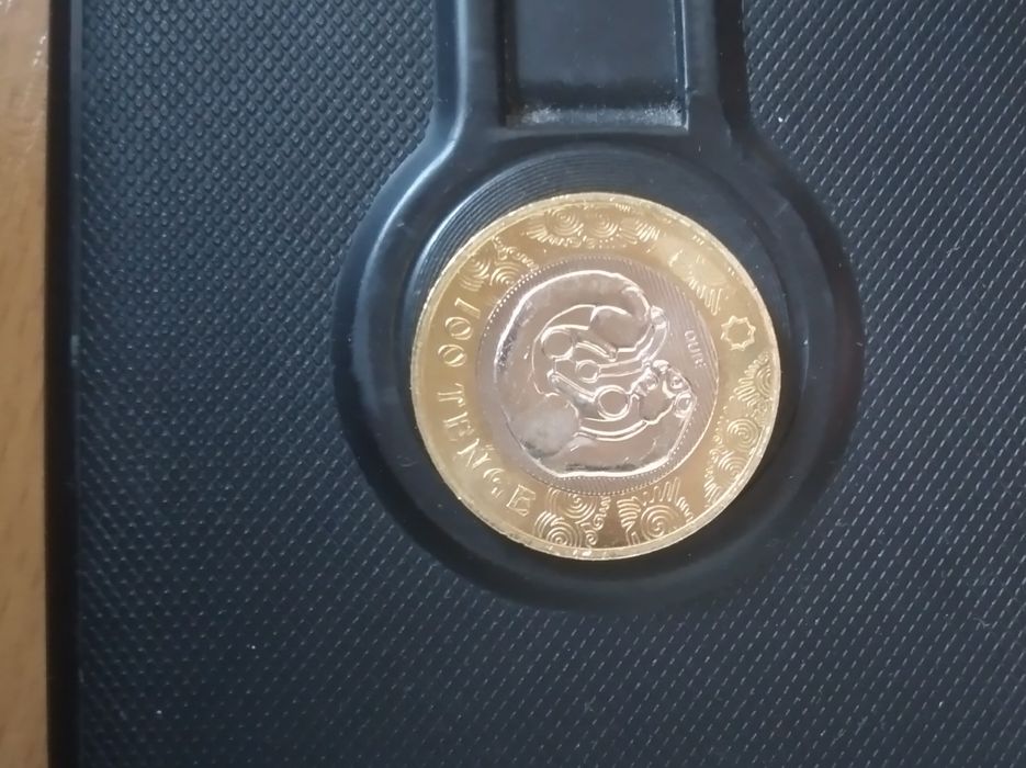 Монета 100тенге свернувшийся барс