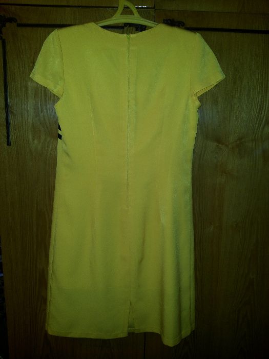 Платье    желтое. 46p.
