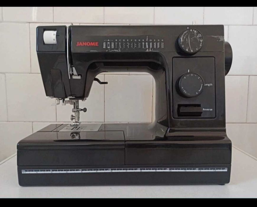 Mașină de cusut Janome HD1000-731 LE Black Edition.