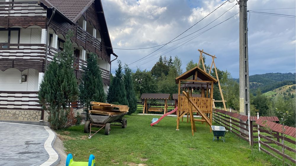 Cabana cu foisor si loc de joaca pentru copii