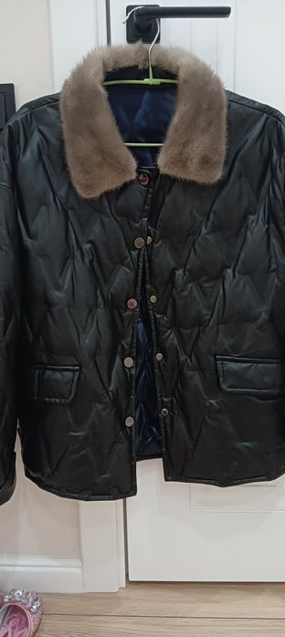 Продам женскую куртку