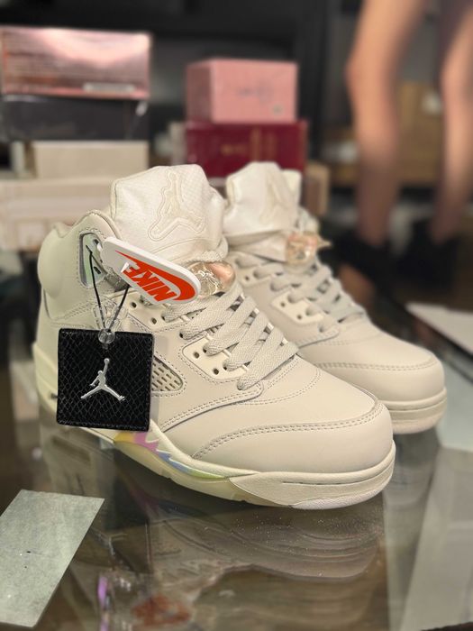 Adidasi NIKE Air Jordan 5 albi 38