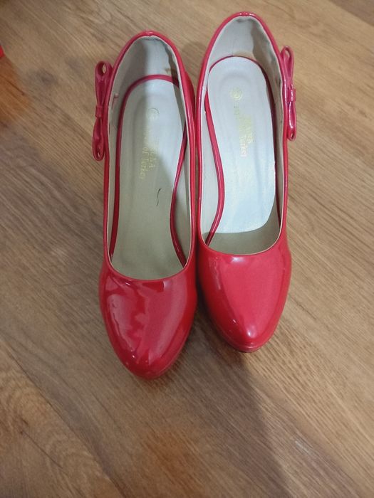 Teshiklari bolgan fohishalarning fotosuratlari