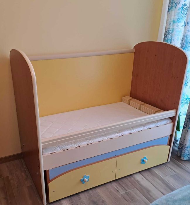 Продавам детска кошара, почти нова, с решетка. Размери 144см/60см , цена 50€, с опция транспорт до купувача /за Варна и Аксаково/