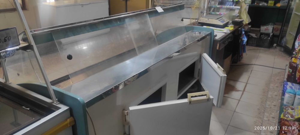 Куполна хладилна витрина