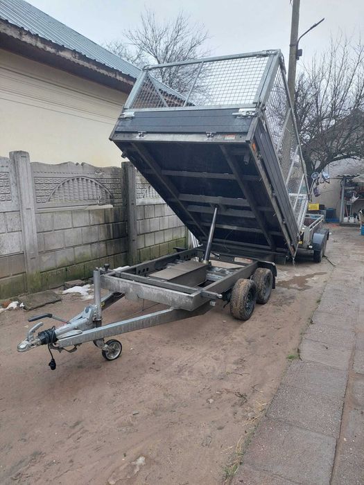 Remorcă basculabilă pe 3 parti