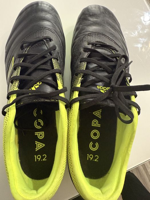 Vand  ghete  adidas de fotbal  nr 45 pret 90 lei