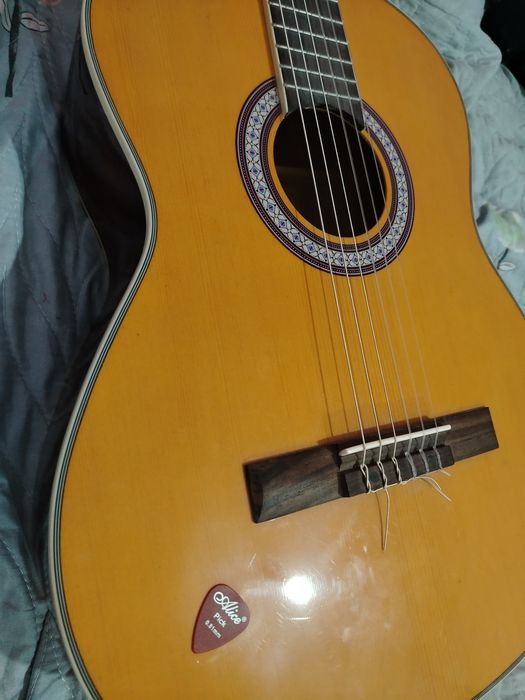 klassic gitara sotiladi