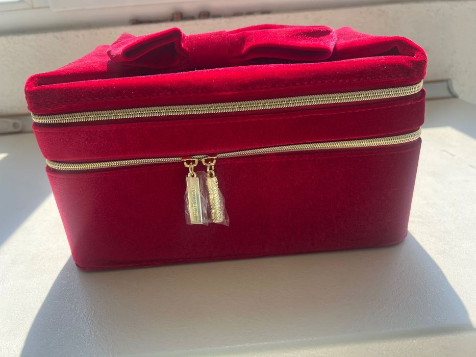 НАМАЛЕНИЕ 49 лв не 89 лв Estée Lauder оригинално козметично куфарче