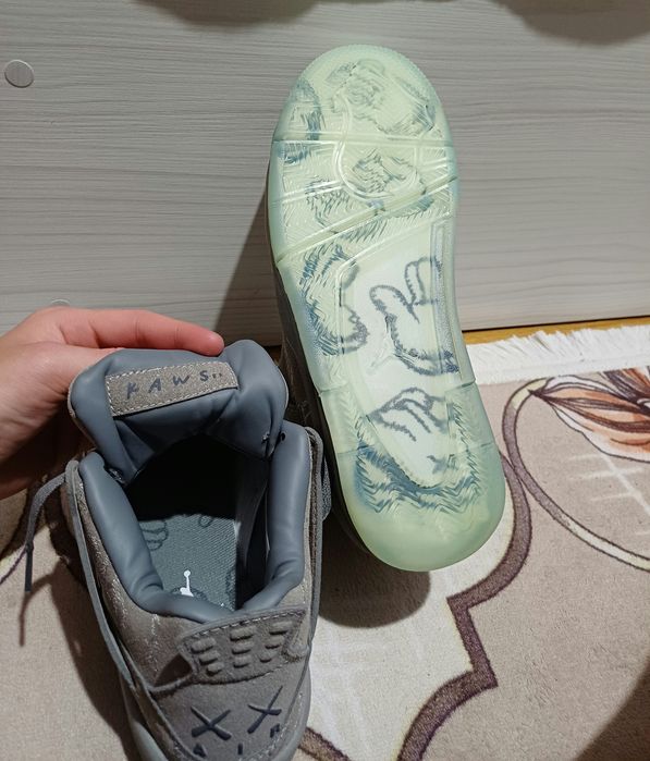 Air Jordan 4 x Kaws