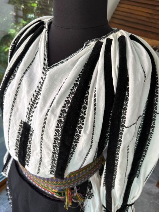 Costum popular vechi autentic