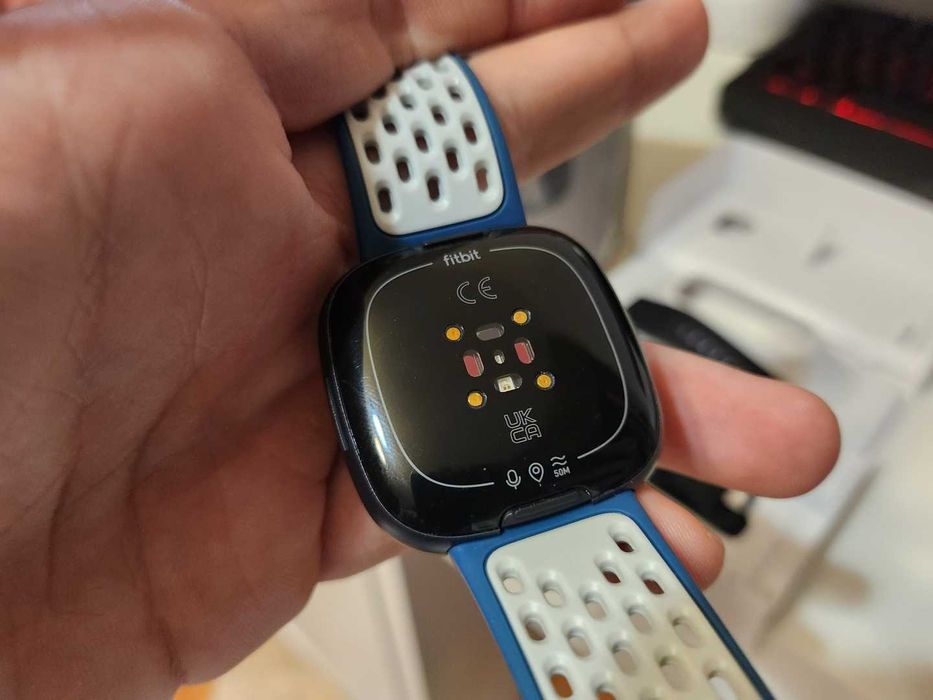Fitbit Versa 4 с кутия, гаранция и 2 каишки