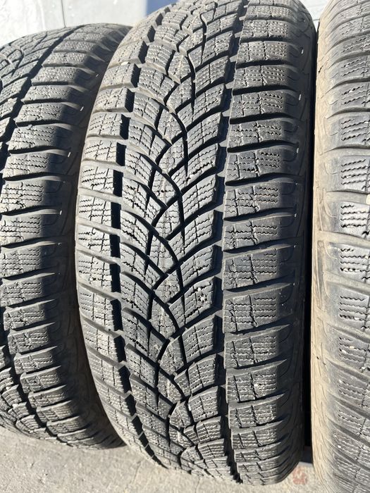 4 бр. зимни гуми 215/65/16 GoodYear 7-7,5 mm DOT 2618