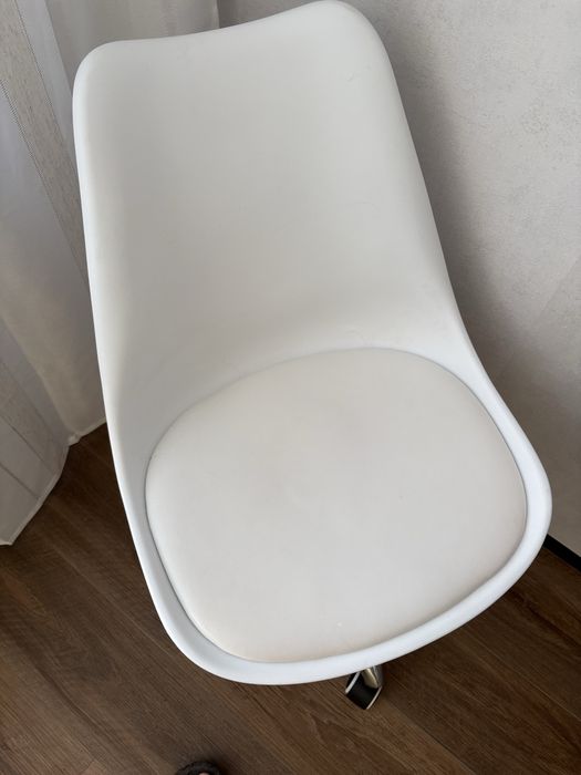 Стул белый. Крутящийся