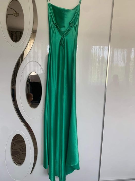 Дълга сатенена рокля