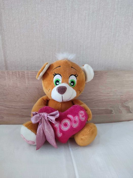 Плюшена играчка меченце със сърчице - 20см