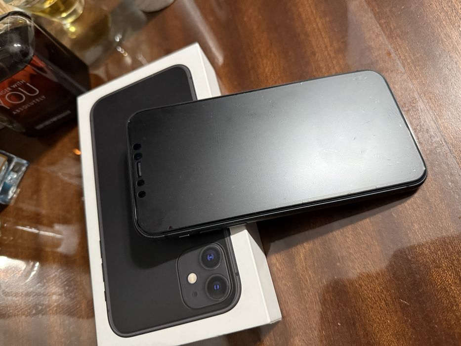 iPhone 11 (Black / 128 GB)