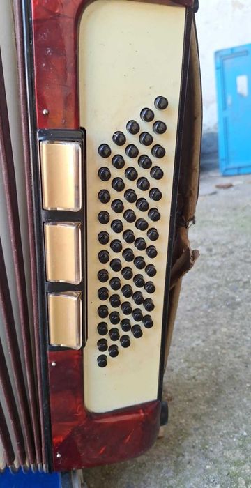 Продавам акордеон