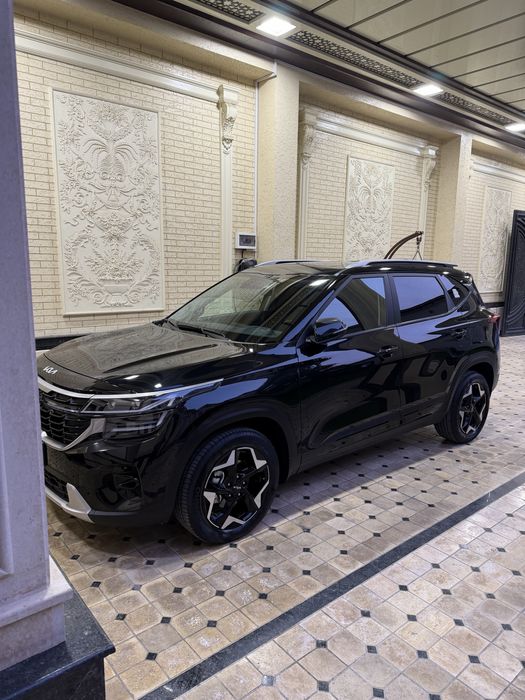 Kia seltos 2024 sotiladi. Rangi qora lyuk bor full.