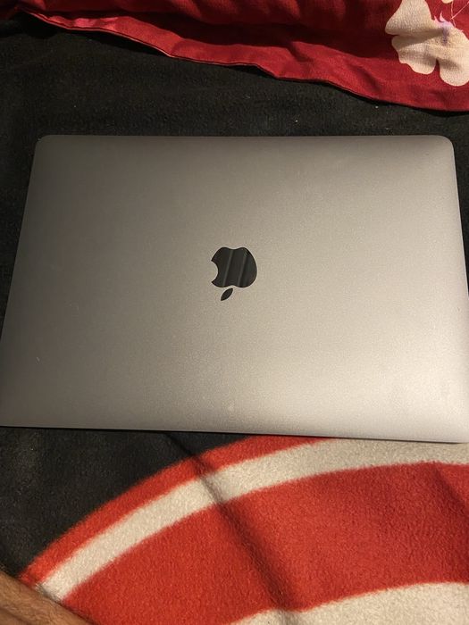 Vand MacBook 13 pro fara nicio problema!