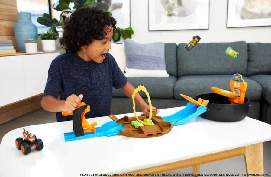 Игрушечный трек Hot Wheels Автотрек Трюковая арена Monster Trucks
