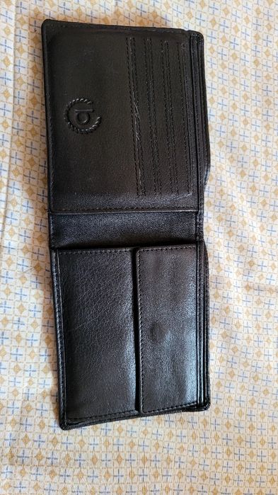 Продавам портфейл Bugatti