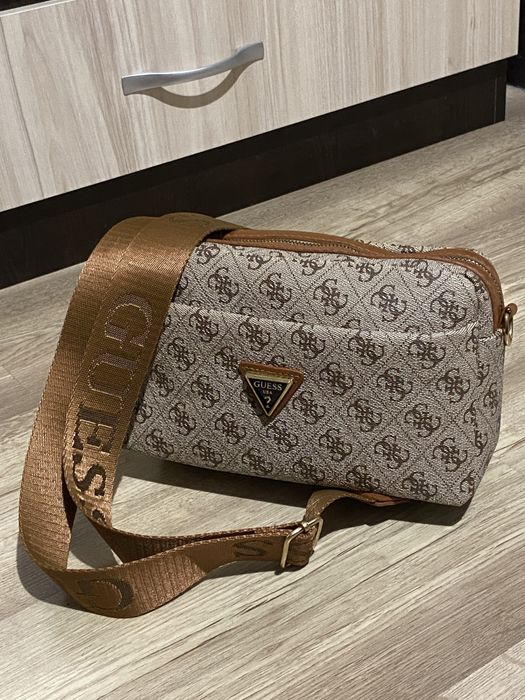 Дамски чанти на Louis Vuitton и Guess