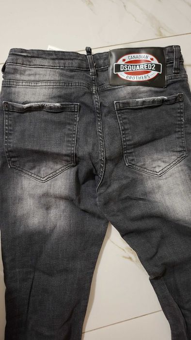 Продавам мъжки дънки Dsquared