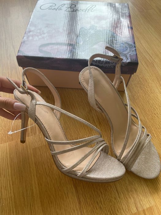 Продавам обувки на ток и чанта