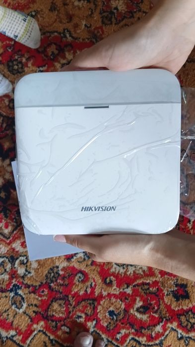 Охранная система называется Hikvision AX PRO.
