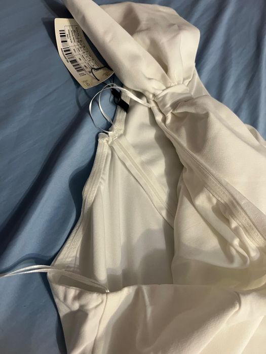 Rochie alba superba cu fundă pe umar