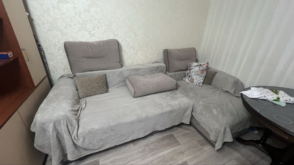 Продается диван , почти новый , брали за 200 тысяч