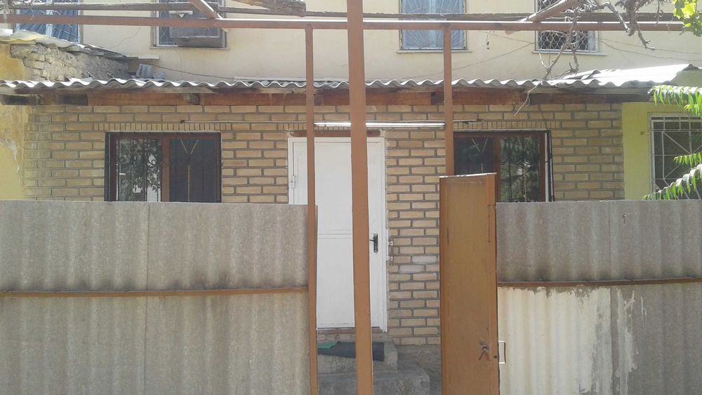 Коттедж зади ЦУМа