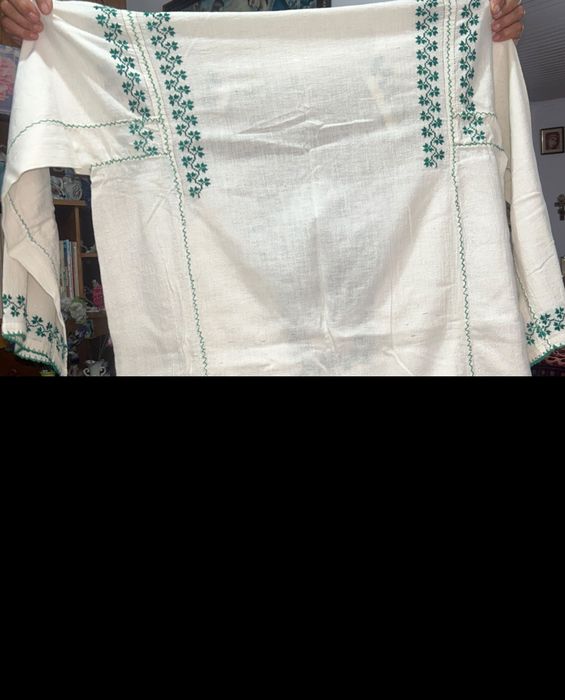 IE tradițională românească veche, barbărească, pânză naturală, broderie verde, țesută  în război și cusută manual