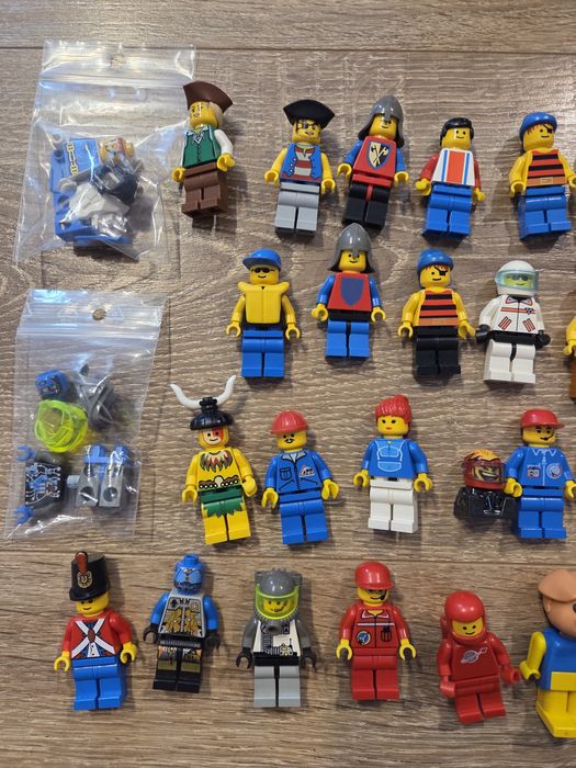 Lego medievale minifigurine scuturi accesorii etc