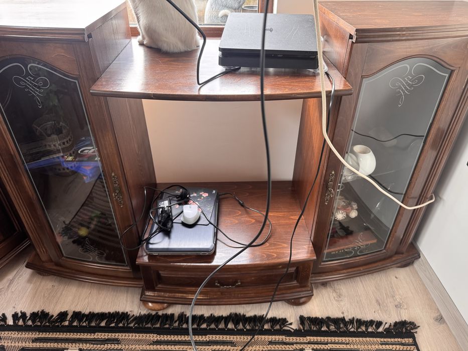 Комплект менели от масивно дърво