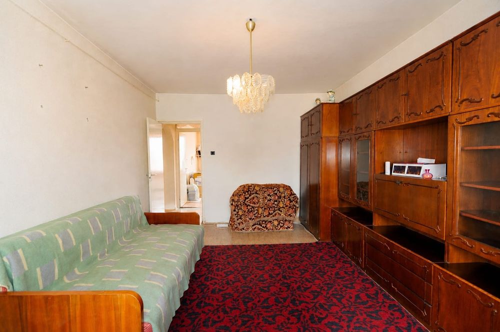 Apartament 2 camere cu balcon | Str. George Coșbuc | Aproape de UMFST | Necesită renovare completă | Etaj 4/4