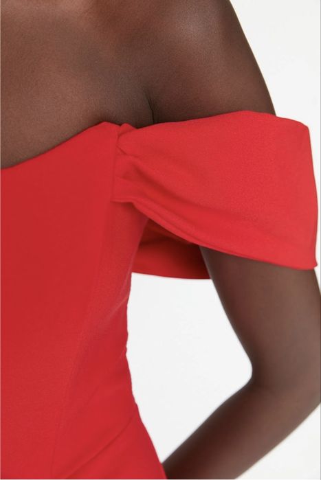 Елегантна рокля в червено