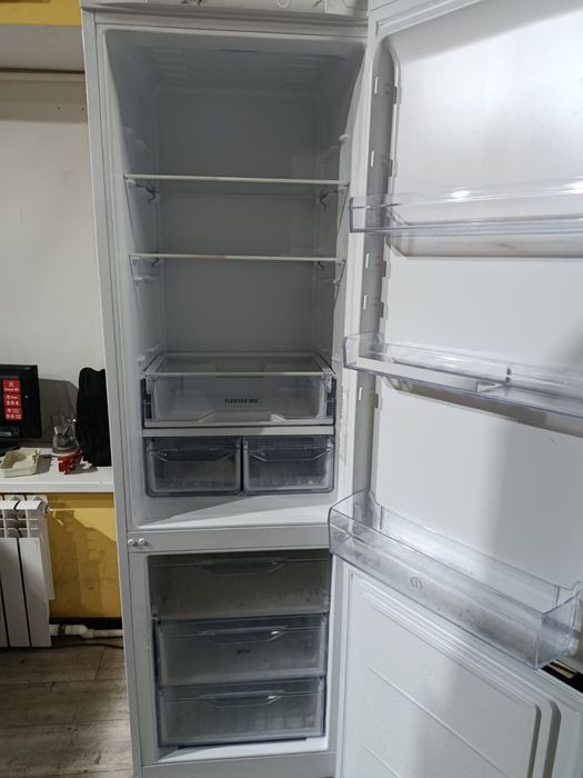 Продам холодильник Indesit