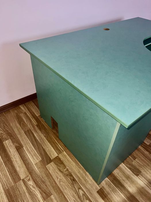 Угловой компьютерный стол