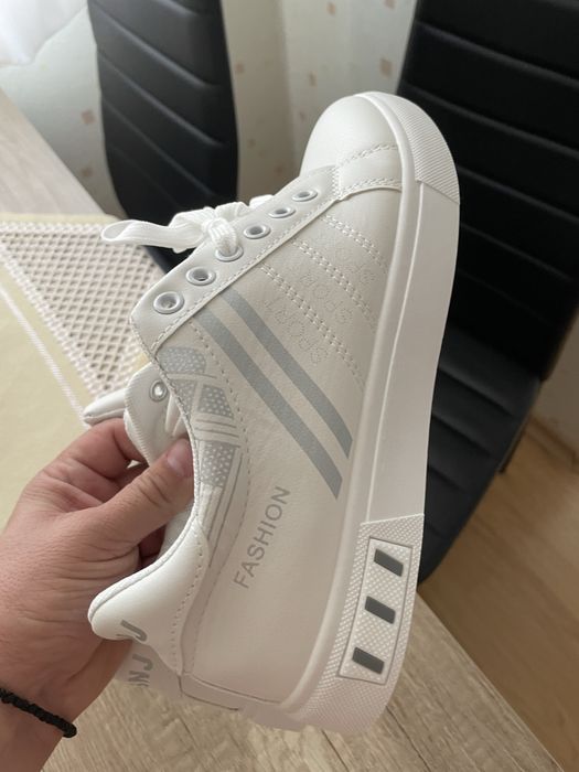 Маратонки бял цвят