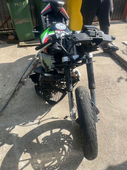 Vând motor Aprilia lovit