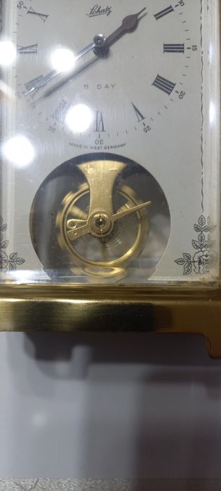 Часовник модел каретен но по съвременен.