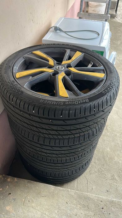 NISSAN JUKE 2014 Black and Yellow